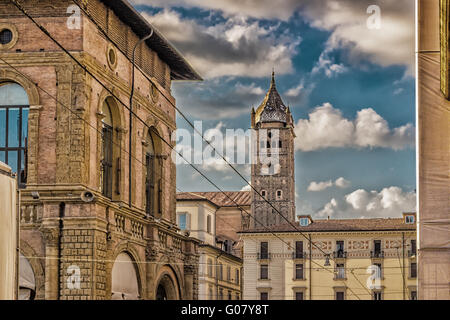 Moderne und alte Gefühle zusammen bei einem Spaziergang durch die typischen Gassen, Arkaden und alten Gebäuden des historischen Zentrum von Bologna im Norden Italiens Stockfoto