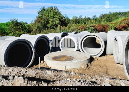 Rohre aus Beton auf der Baustelle gelagert Stockfoto