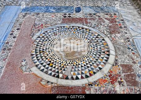 Stein-Mosaik auf dem Boden des Heiligen Nikolaus in Demre Stockfoto