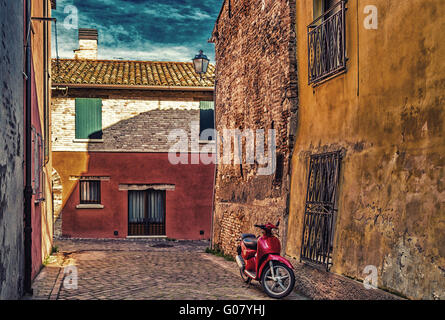 roter Roller in der engen Gassen des Dorfes Fischer in Rimini, Italien Stockfoto