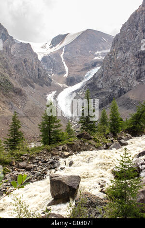 Der Bergfluss fließt nach unten von Gletschern Stockfoto