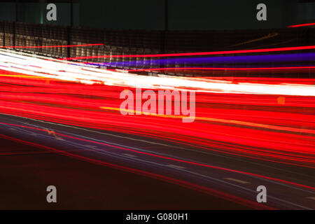 Abstraktes Bild der leichte Wanderwege im Nachtverkehr in der Stadt. Geschwindigkeitsüberschreitung-Konzept Stockfoto