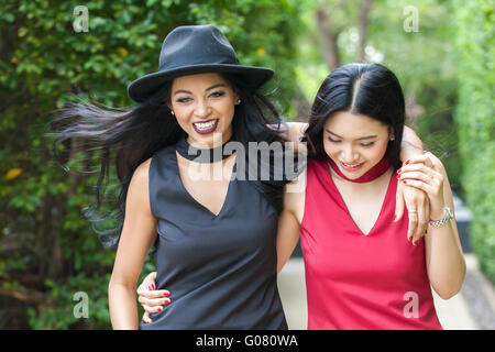 Zwei glückliche und lebendige beste Freundinnen haben eine gute Zeit zusammen - Zeit Freundschaft und Spaß Konzept Stockfoto