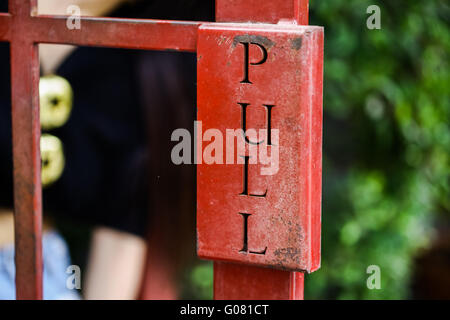 "Pull" Schild an der alten Vintage Tür ähnlich wie britische Telefonzelle Stockfoto