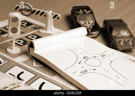 Notepad, Buch der Verkehrsregeln und Stift auf einem Schreibtisch Tisch. Das Studium und die Vorbereitung auf die Führerscheinprüfung Prüfung Stockfoto