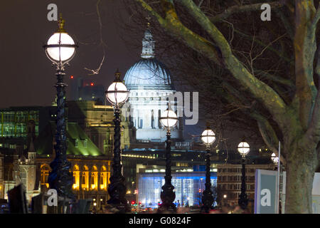 Themse bei Nacht mit Laternen Stockfoto