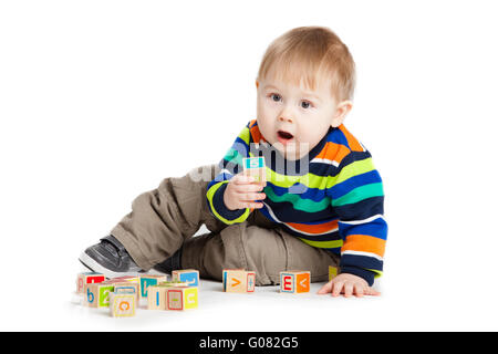 Baby spielt mit Holzspielzeug Würfel mit Buchstaben. W Stockfoto