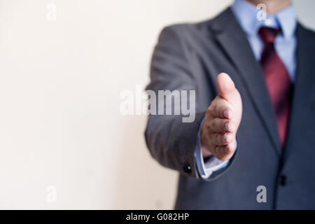 Business-Mann Hand auszustrecken, schütteln - Geschäftskonzept und Gruß Stockfoto
