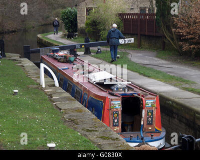 Lastkahn Durchreise Hallen Schloss in Greenfield auf Huddersfield Narrow Canal Stockfoto