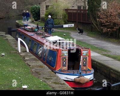 Lastkahn Durchreise Hallen Schloss in Greenfield auf Huddersfield Narrow Canal Stockfoto