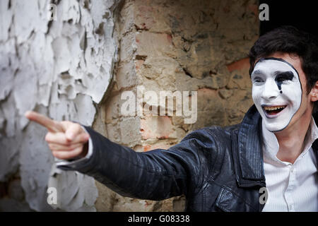 Guy Mime gegen eine alte Mauer. Stockfoto