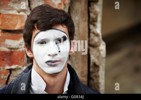 Guy Mime gegen eine alte Mauer. Stockfoto