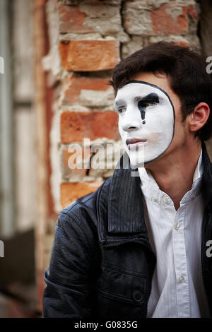 Guy Mime gegen eine alte Mauer. Stockfoto