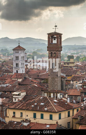 Blick auf die Stadt von Lucca von der Torre Guinigi, Italien Stockfoto