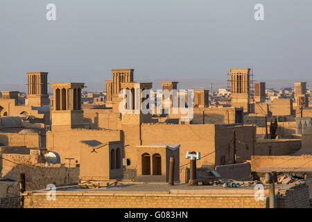 Badgirs, He Windcatchers auf dem Dach eines alten Hauses in Yazd, Iran Stockfoto