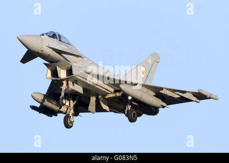 Royal Air Force Eurofighter EF 2000 Typhoon FGR4 ankommenden Start-und Landebahn 31 in der späten Abendsonne. Stockfoto