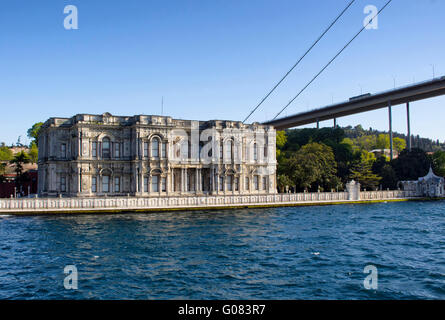 Beylerbeyi-Palast und die Bosporus-Brücke Stockfoto