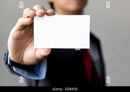 Junger Mann im Anzug mit weißen Leere Visitenkarte. Name der Visitenkarte Vorlage (Mock-up weiße Karte) Stockfoto