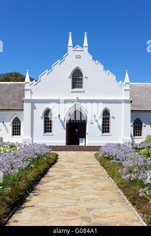 Weiße Kirche in Franschhoek vor blauem Himmel Stockfoto