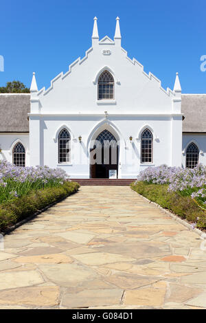 Weiße Kirche in Franschhoek vor blauem Himmel Stockfoto