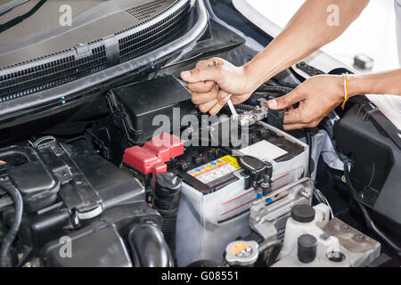 Mechaniker Ingenieur Befestigung Autobatterie in Garage (Tiefenschärfe). Stockfoto