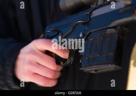 Soldat oder Sniper Gewehr mit virtuellen Leinwand halten und mit dem Ziel in Wald Stockfoto