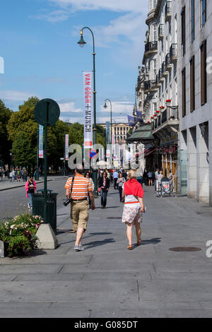 Norwegen, Oslo. Karl Johans Gate, Innenstadt Fußgängerzone. Typische Sommer Straßenszene. Stockfoto