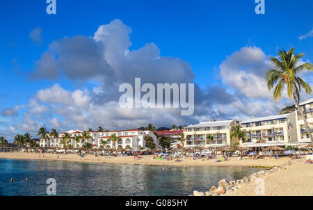 Strand, geteilt durch die Simpson Bay Resort & Marina und Flamingo Beach Resort Stockfoto