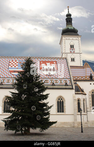 St.-Markus Kirche In Zagreb während der Weihnachtszeit mit einem Weihnachtsbaum davor Stockfoto