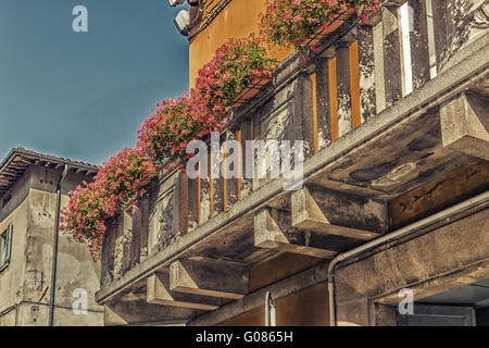 Vintage Balkon mit hängenden Fuchsie Petunien Stockfoto