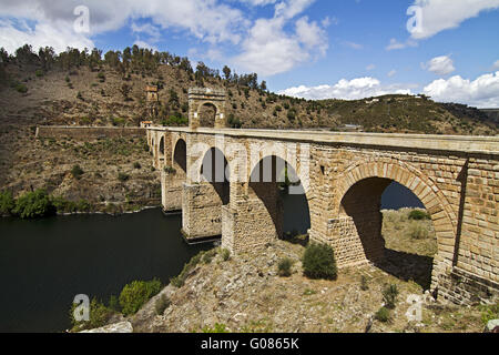 Die römische Brücke von Alcántara ist noch im Einsatz Stockfoto