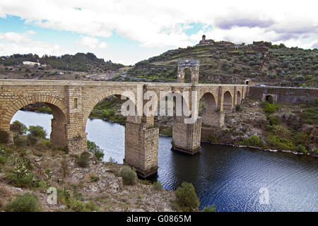 Alcantara Römerbrücke über den Fluss Tajo Stockfoto