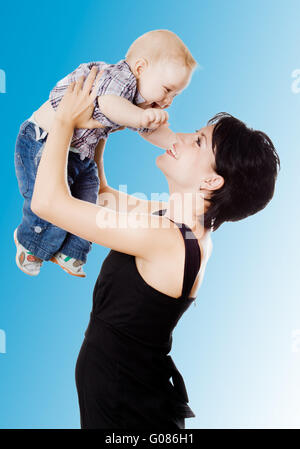 Schöne glückliche Mather mit attraktiven jungen. Stockfoto