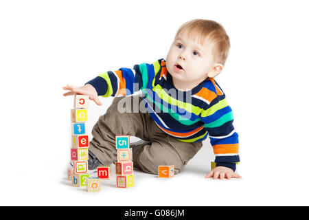 Baby spielt mit Holzspielzeug Würfel mit Buchstaben. W Stockfoto