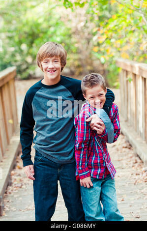 Zwei jungen mit kleinen Jungen immer gekitzelt Stockfoto