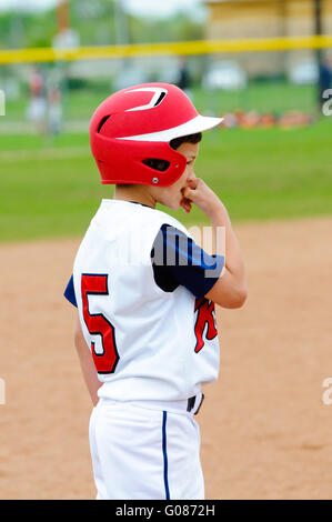 Little League Spieler auf Base. Stockfoto