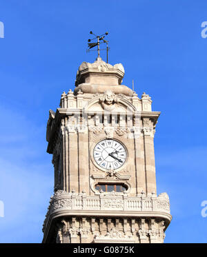 Turm mit Uhr im Dolmabahçe-Palast - istanbul Stockfoto