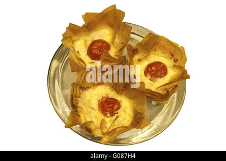 Kleine hausgemachte Kuchen mit Käse und Tomaten Stockfoto
