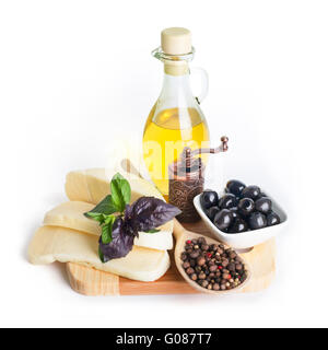 Schwarze Oliven in weiße Schale, Olivenöl und Käse Stockfoto