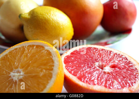 Orange, Grapefruit und Zitrone in zwei Hälften geteilt Stockfoto