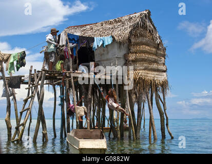 2 kleine Mädchen spielen auf der Schaukel unter dem schwimmenden Haus Stockfoto