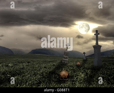 Gruselige Halloween Friedhof mit dunklen Wolken und Mond Stockfoto