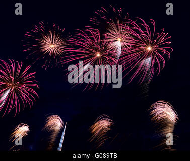 Leuchtend buntes Feuerwerk und Salute in verschiedenen Farben in den Nachthimmel Stockfoto