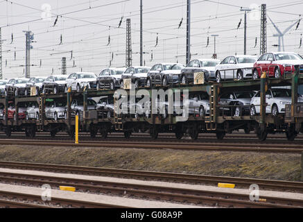 Autos auf dem Zug Stockfoto