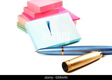 Haufen von Aufklebern mit Stift auf einem weißen Hintergrund isoliert Stockfoto