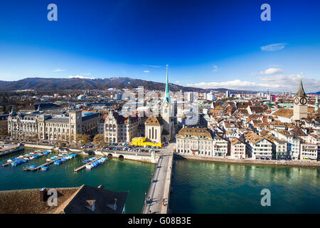 Zürich, Schweiz - 11. Februar 2016 - Blick auf die historische Stadt Zürich mit Grossmünster Kirche und Zürich Stadt Stockfoto