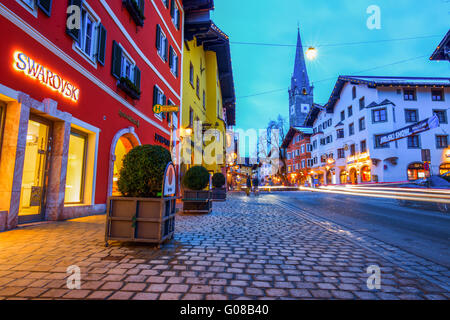 Kitzbühel, Österreich - Ort Februar 15, 2016-Blick auf historische Stadt Kitzbühel in der Nacht, des berühmten Hahnenkamm-Rennen und eines Stockfoto