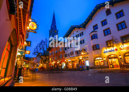 Kitzbühel, Österreich - Ort Februar 15, 2016-Blick auf historische Stadt Kitzbühel in der Nacht, des berühmten Hahnenkamm-Rennen und eines Stockfoto