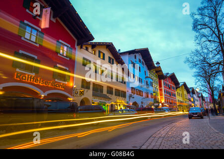 Kitzbühel, Österreich - Ort Februar 15, 2016-Blick auf historische Stadt Kitzbühel in der Nacht, des berühmten Hahnenkamm-Rennen und eines Stockfoto