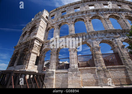 Antike römische Amphitheater und Kirche in Pula, Istrien, Kroatien Stockfoto